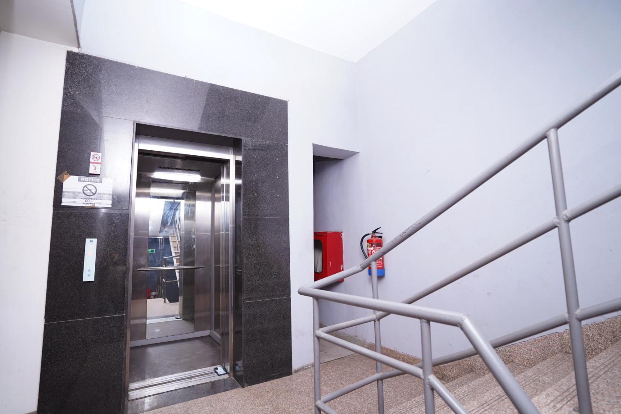 Hotel Mira Residency- Outer Ring Road, Paschim Vihar Делхи Екстериор снимка