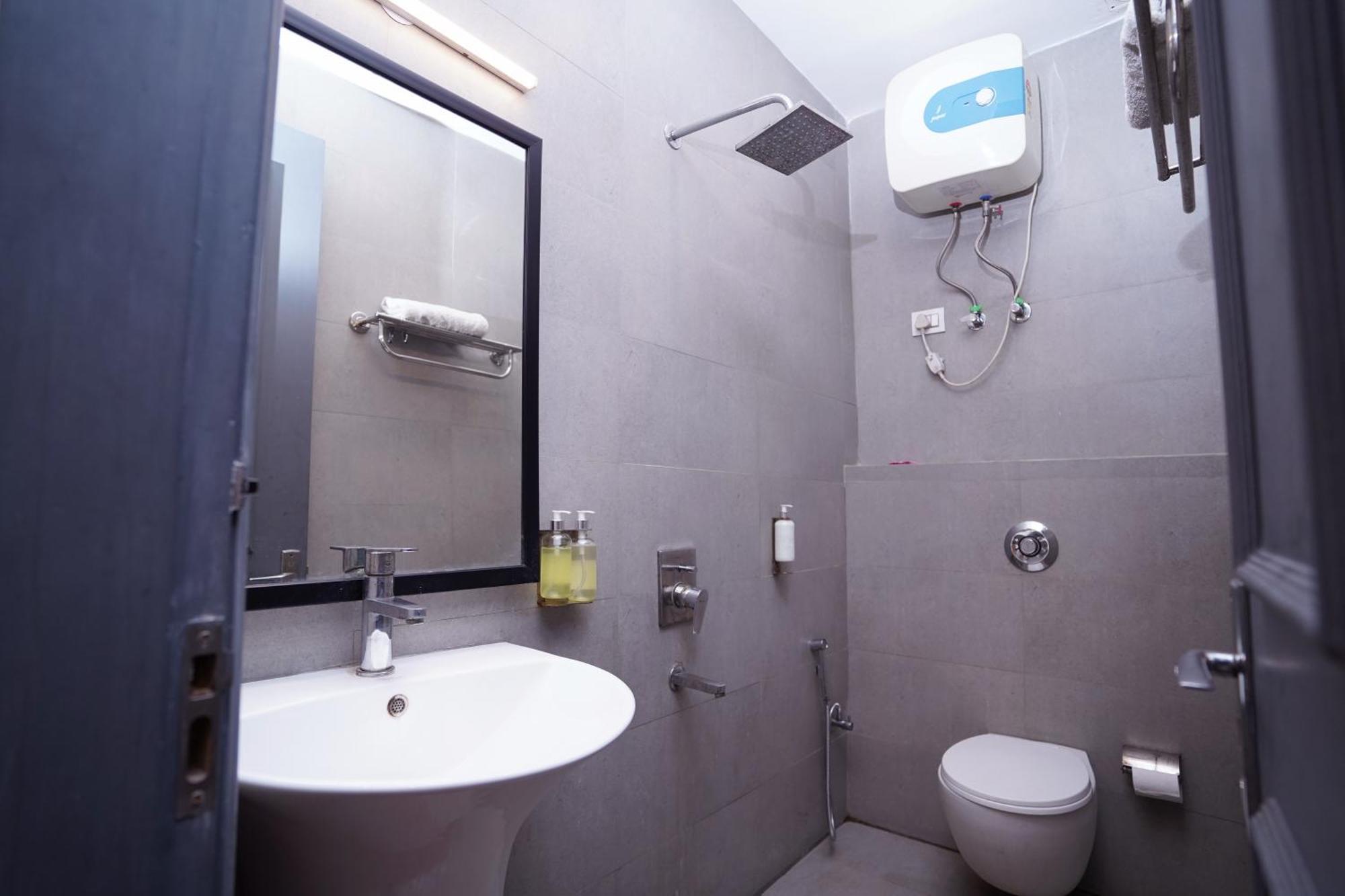 Hotel Mira Residency- Outer Ring Road, Paschim Vihar Делхи Екстериор снимка