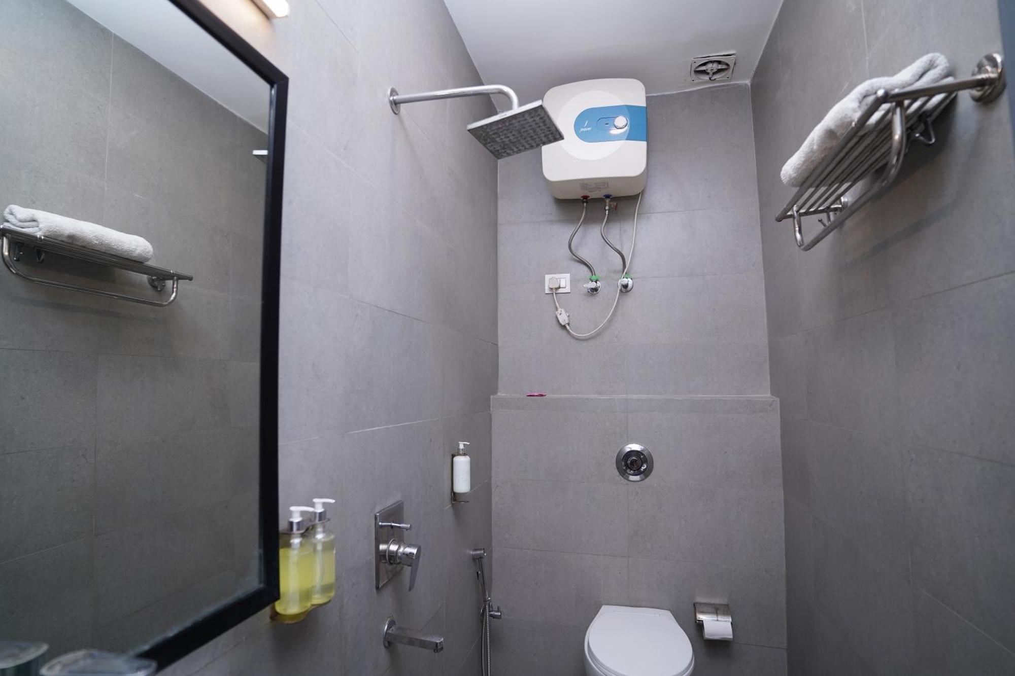 Hotel Mira Residency- Outer Ring Road, Paschim Vihar Делхи Екстериор снимка