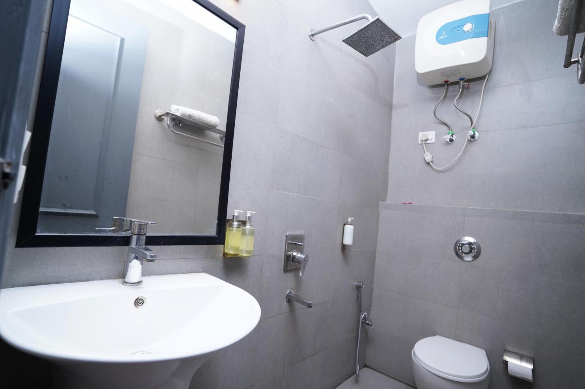 Hotel Mira Residency- Outer Ring Road, Paschim Vihar Делхи Екстериор снимка