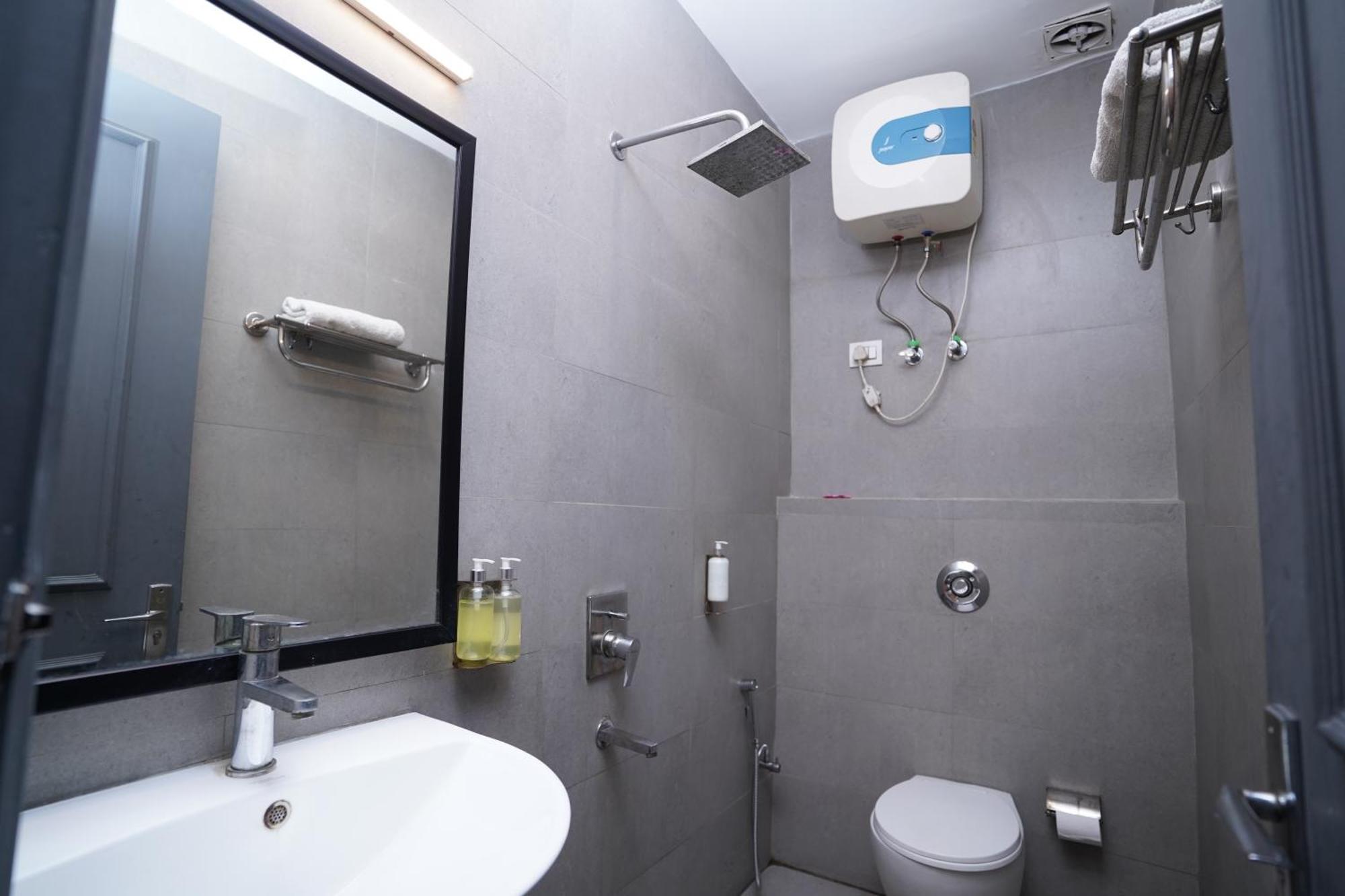 Hotel Mira Residency- Outer Ring Road, Paschim Vihar Делхи Екстериор снимка