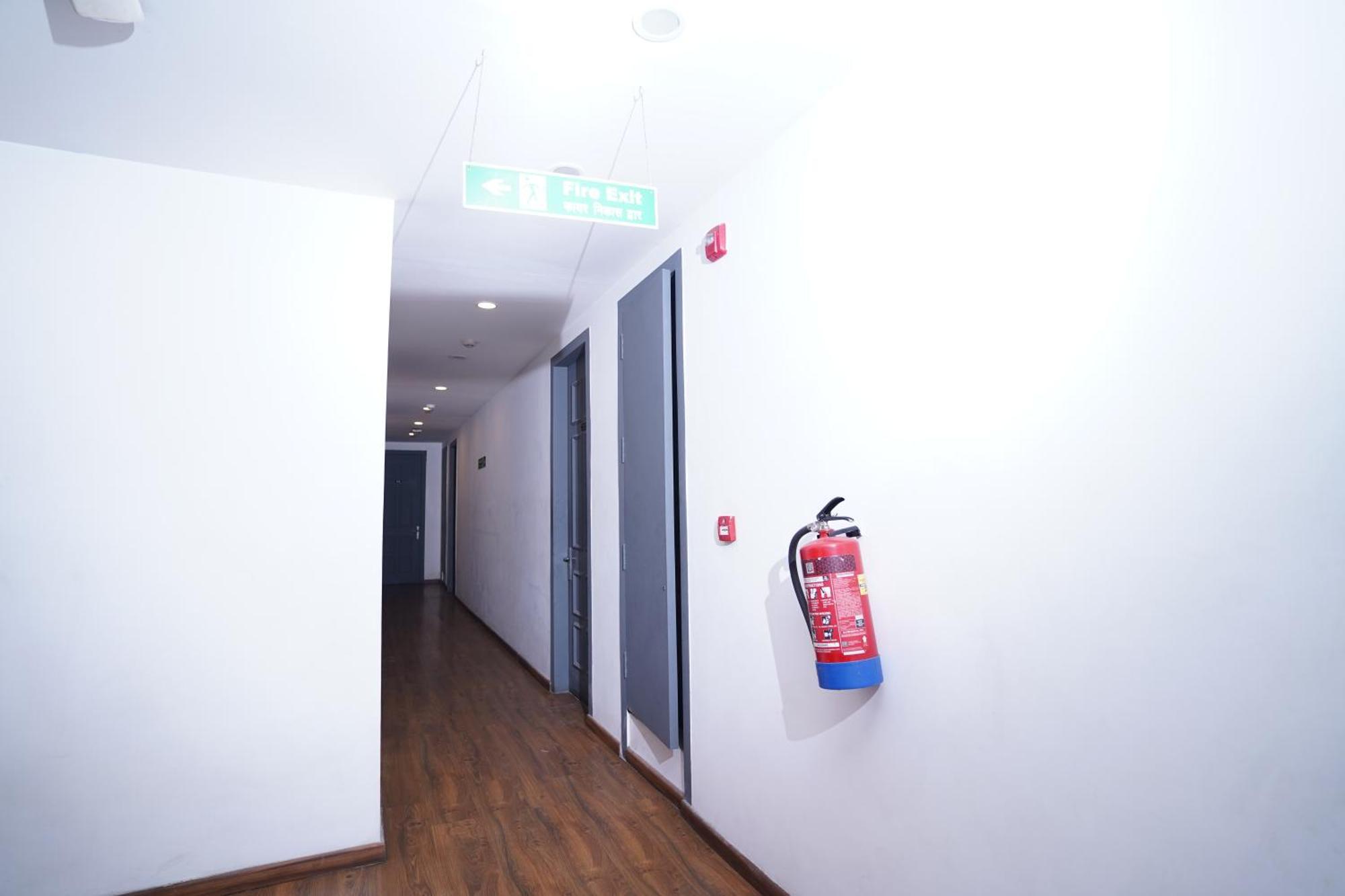 Hotel Mira Residency- Outer Ring Road, Paschim Vihar Делхи Екстериор снимка